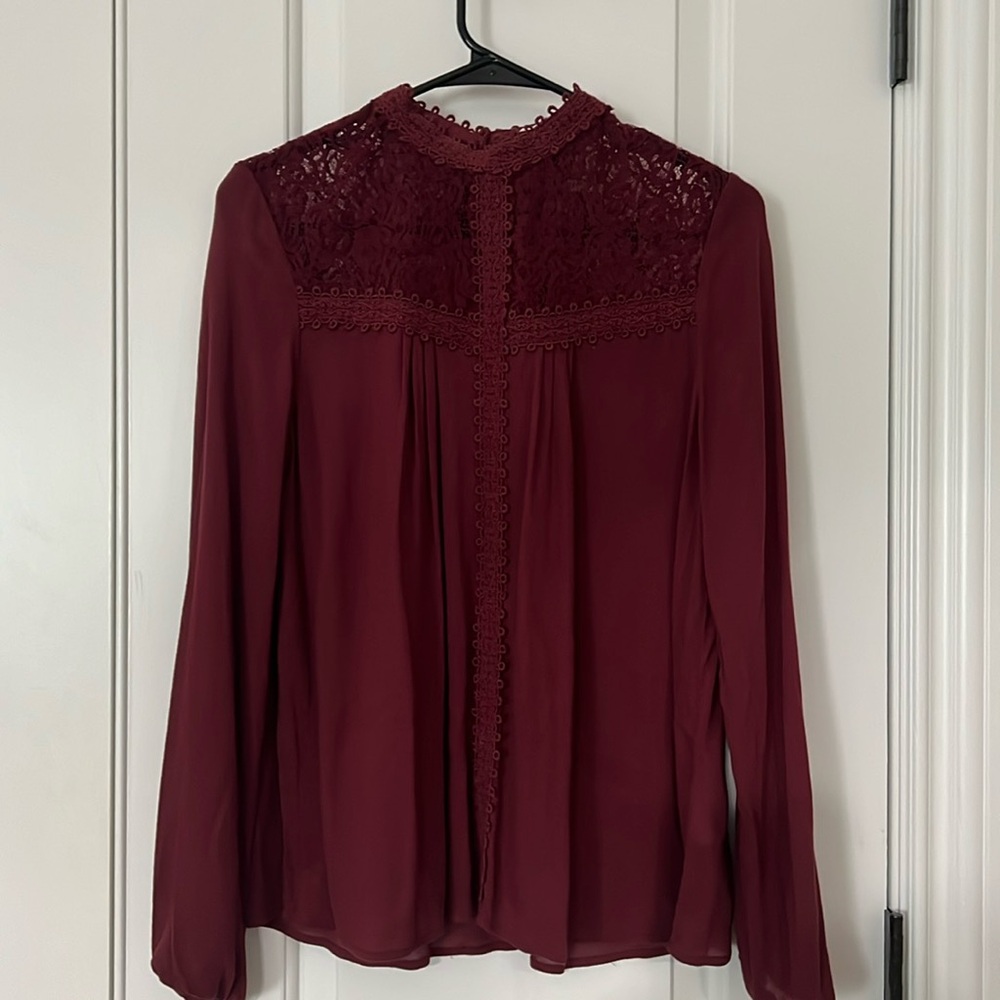 Coco + Jameson Lind bell sleeve burgundy.    Lace on the neck line.  Size M